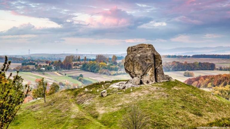 Скелястий велетень, розташований на околиці  - Підкамінь