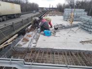 Триває будівництво мосту через річку Псел на 