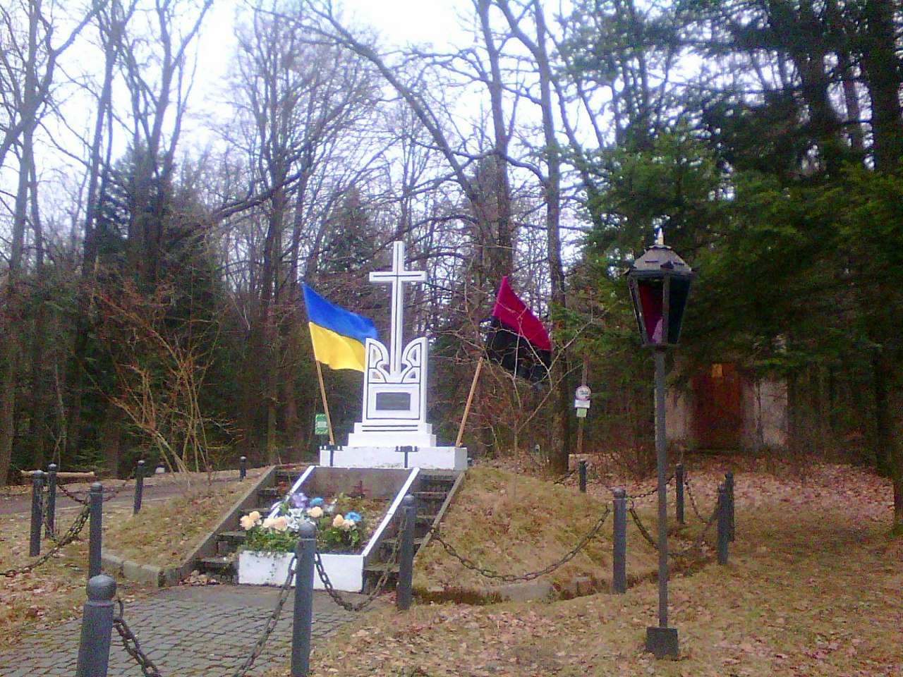  Символічна могила Жертвам комуністичного реж - Баня Лисовицька