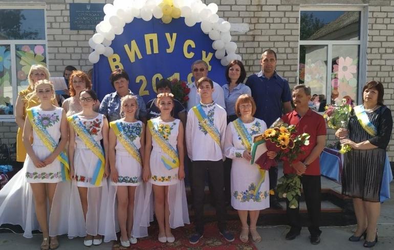 Ось такі гарненькі випускники були у маленько - Стрілкове