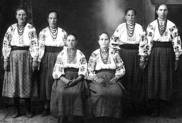 Українські жінки із села Шкарівка, Київщина,  - Шкарівка