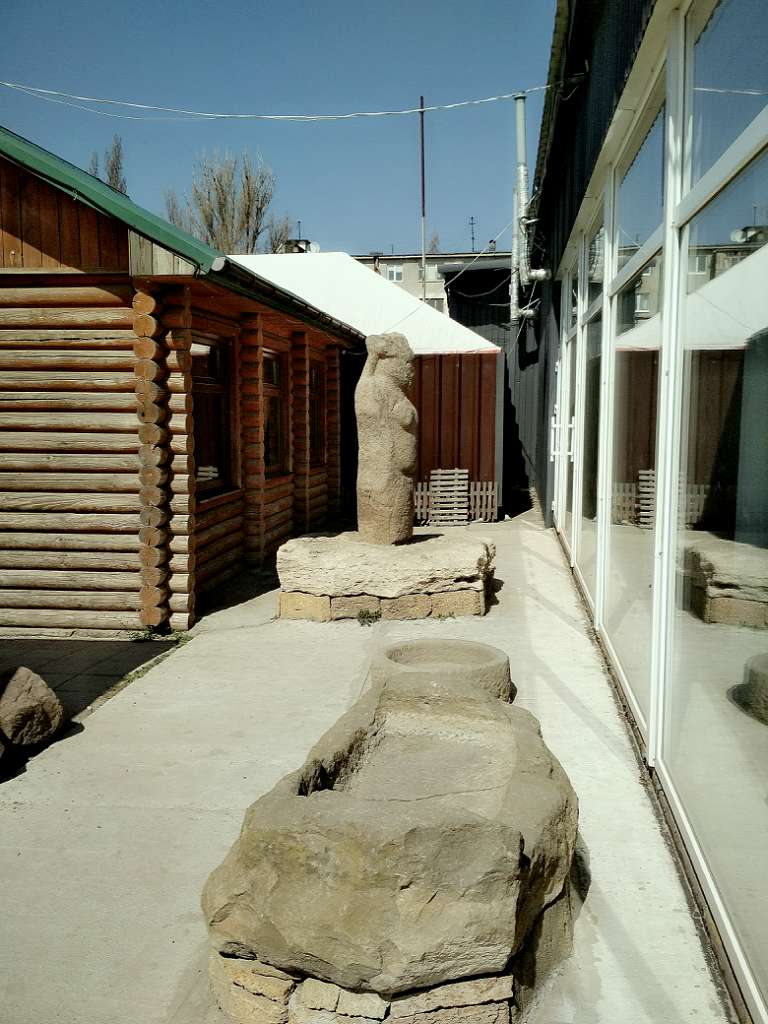 ДНІПРОРУДНЕНСЬКІ КАМ'ЯНІ БАБИ - Дніпрорудне