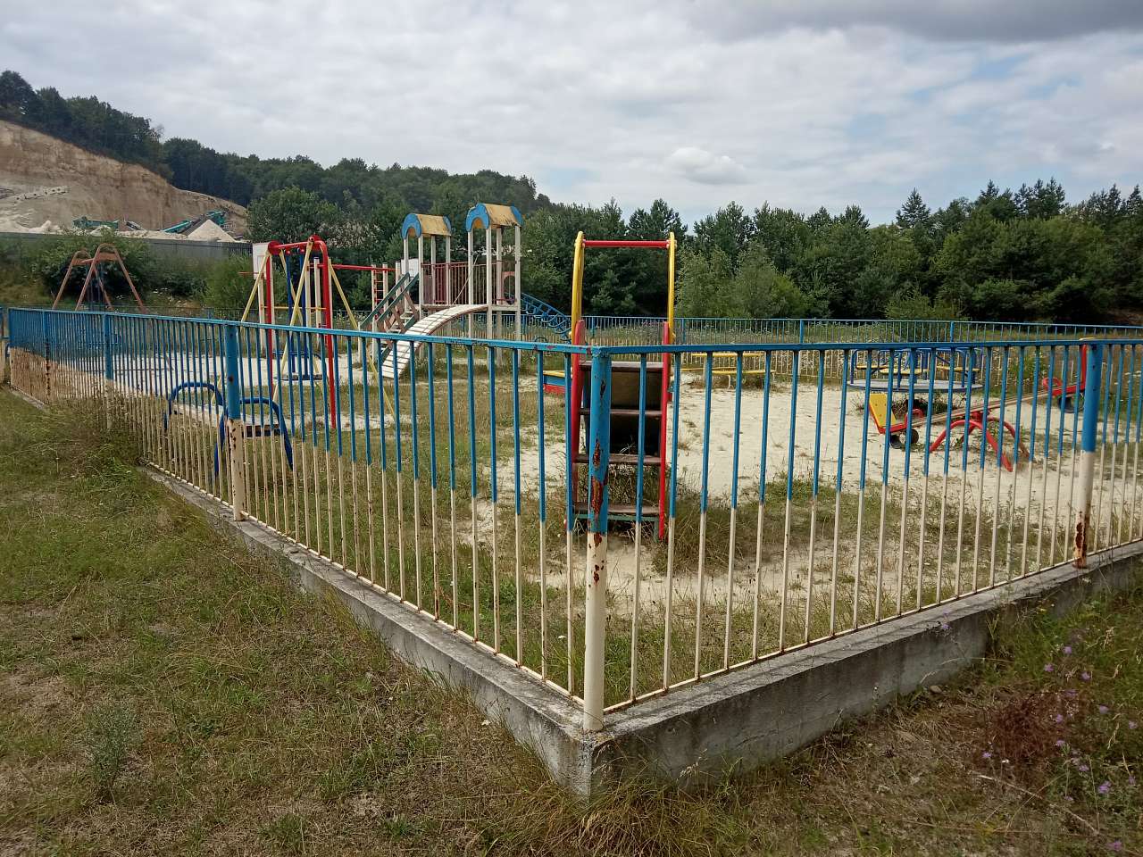 Дитячий майданчик - Тростянець