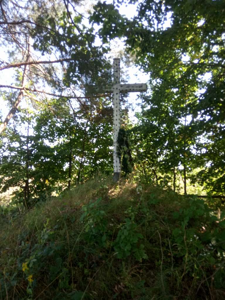 Символічна могила - Пила