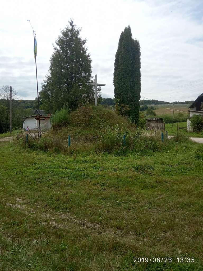 Символічна могила - Илов