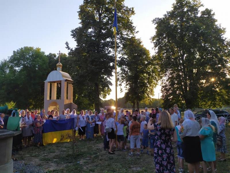 Біля храму в селі Хижинці Вінницького району  - Хижинцы