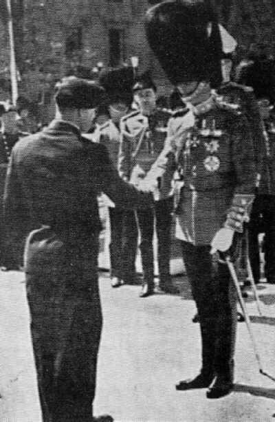 Пилип Коновал отримує нагороду Британської ім - Кутківці