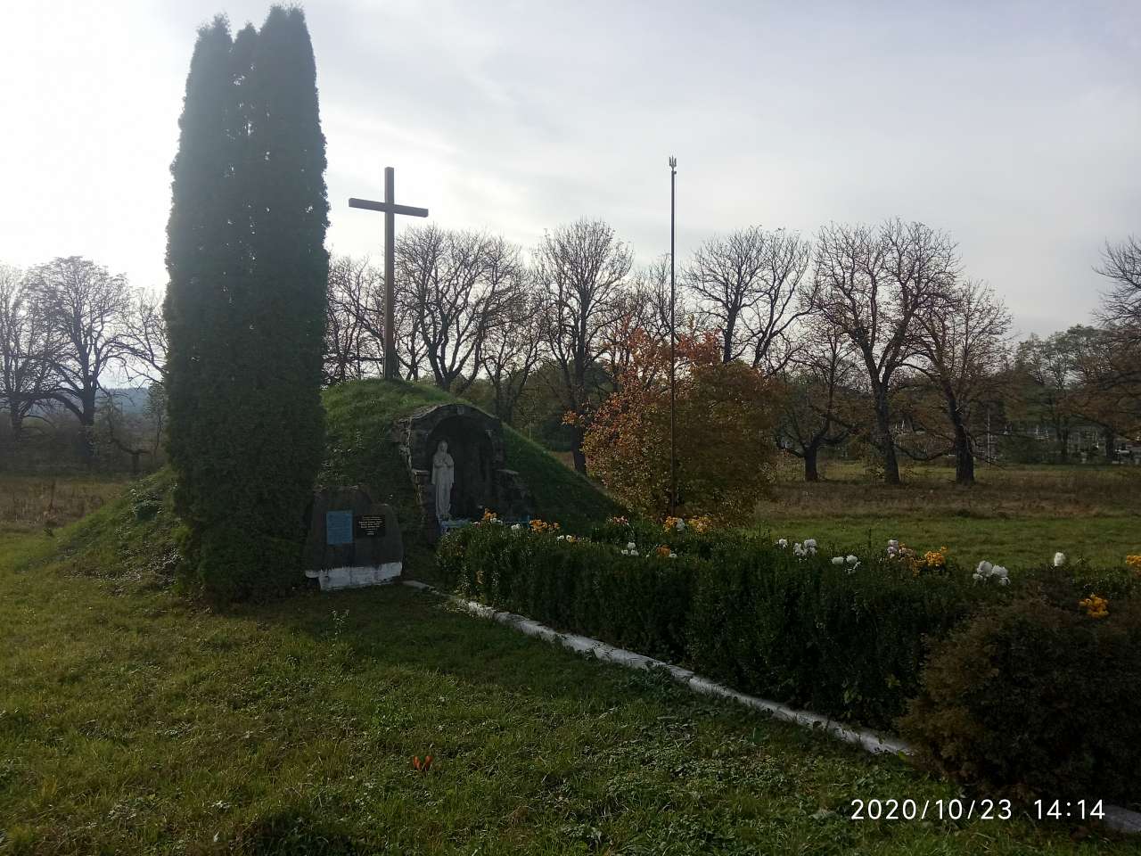 символічна могила - Любинці