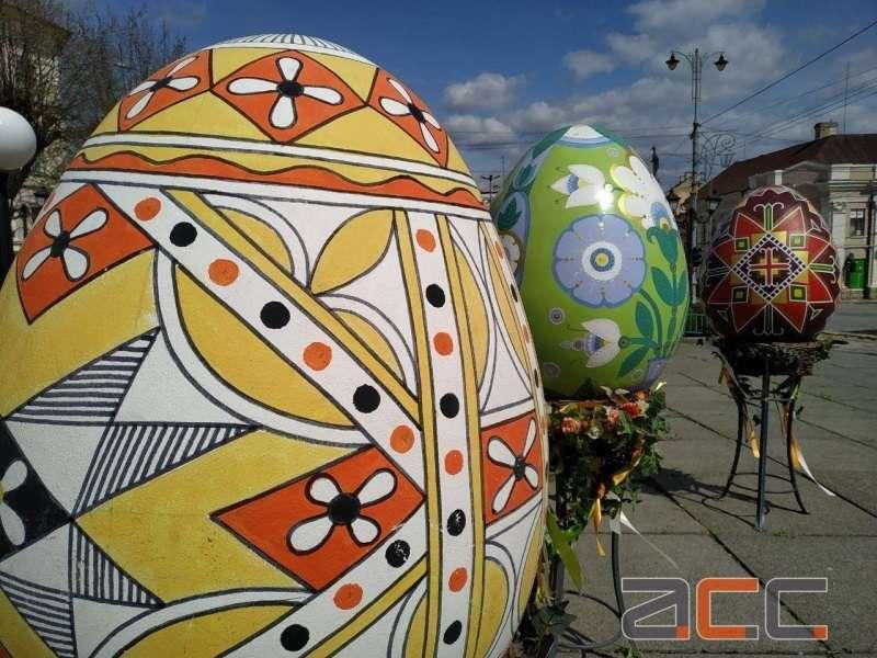 На Центральній площі Чернівців встановили вел - Черновцы