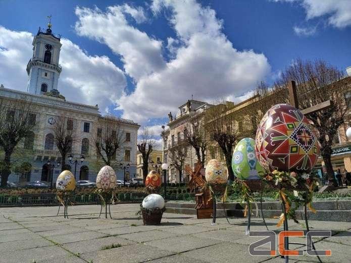 На Центральній площі Чернівців встановили вел - Черновцы