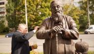 Перший у світі пам’ятник Любомиру Гузару вста