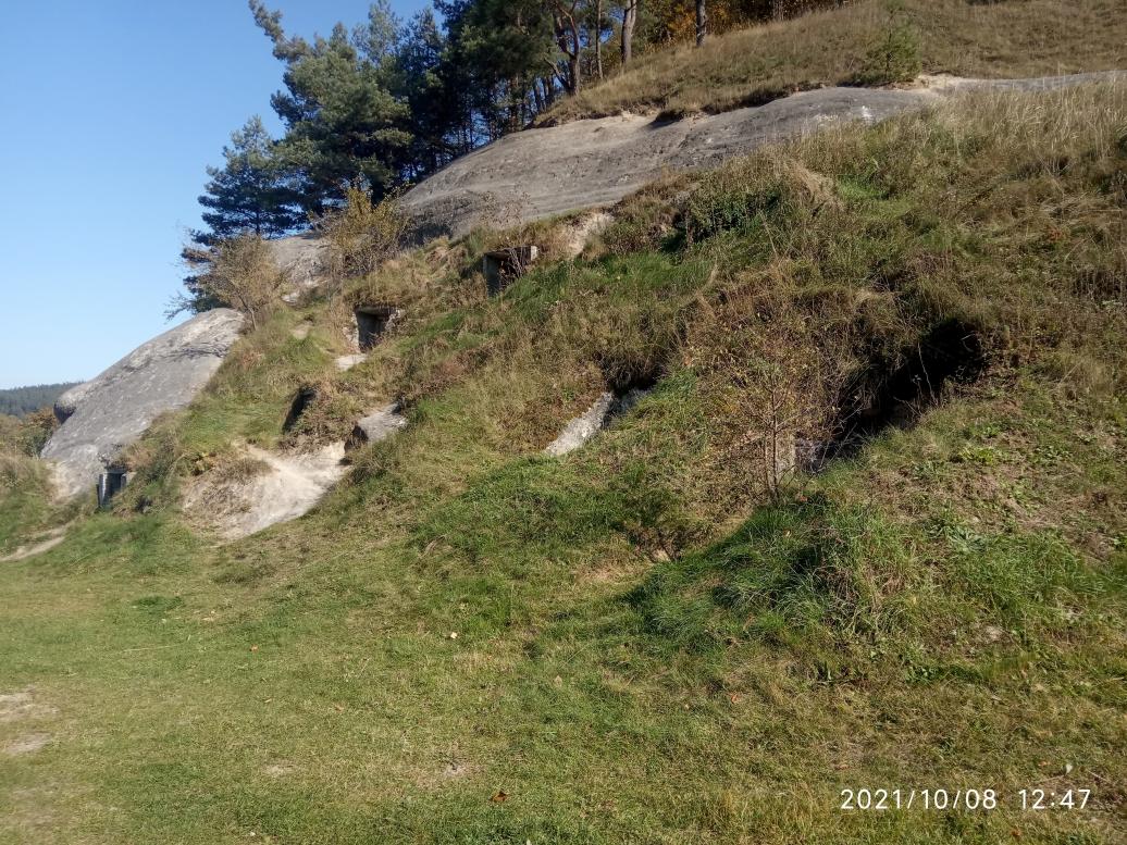 Печери, скелі - Дуброва