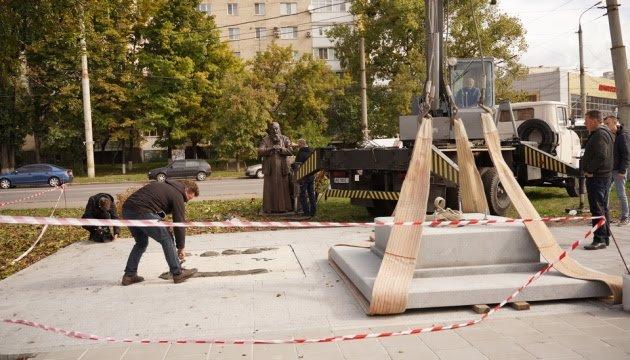 Перший у світі пам’ятник Любомиру Гузару вста - Vinnitsa