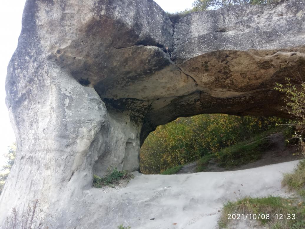 Печери, скелі - Дуброва