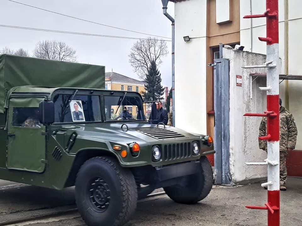 ХМЕЛЬНИЧАНИ ПРОВЕЛИ В ОСТАННЮ ПУТЬ УБЕРТА МРА - Хмельницький