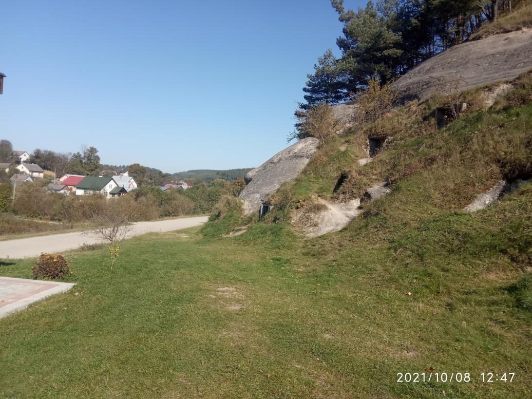 Печери, скелі - Дуброва