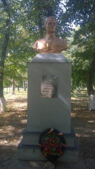 Памятник М. Величаю.