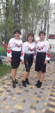 Біля пам`ятника в Лисівці