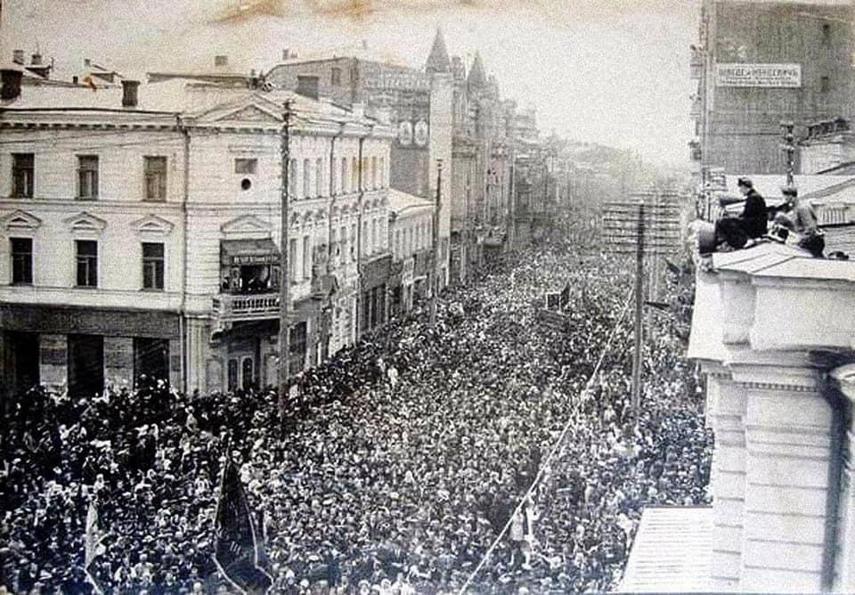 Зліва пам’ятка архітектури «Харківська філарм - Харків