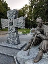 Скульптурна композиція захисникам України. - Охтирка