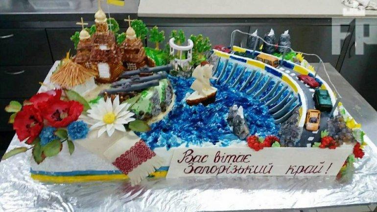 ТОРТ З ХОРТИЦЕЮ ТА ДНІПРОГЕС СПЕКЛИ У ЗАПОРІЖ - Запоріжжя