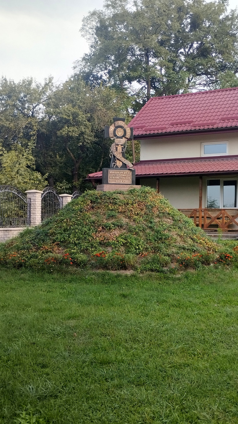 Пам'ятний знак на честь вишколу УСС у селі - Верин